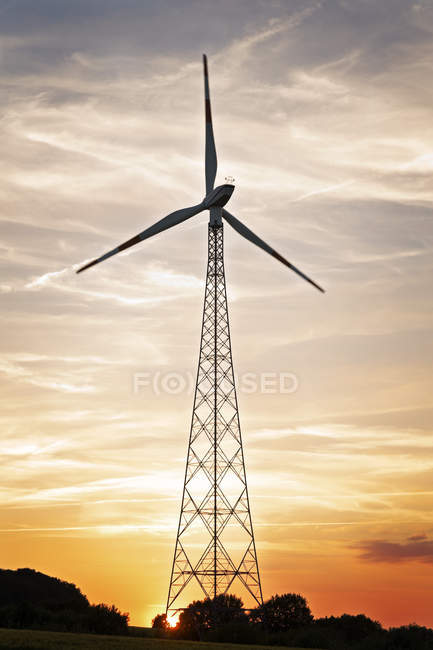 Germania, Bassa Sassonia, Gesold, ruota del vento durante il tramonto — Foto stock