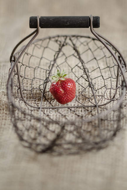 Close-up of fresh Strawberry in basket on sackcloth — Stock Photo