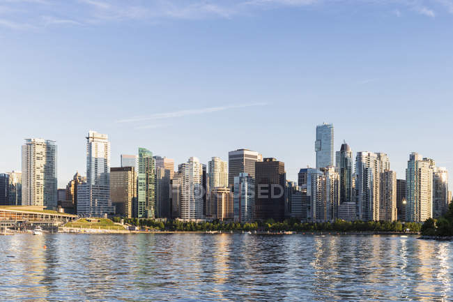 Canadá, Colúmbia Britânica, Vancouver, horizonte da cidade em dia ensolarado — Fotografia de Stock