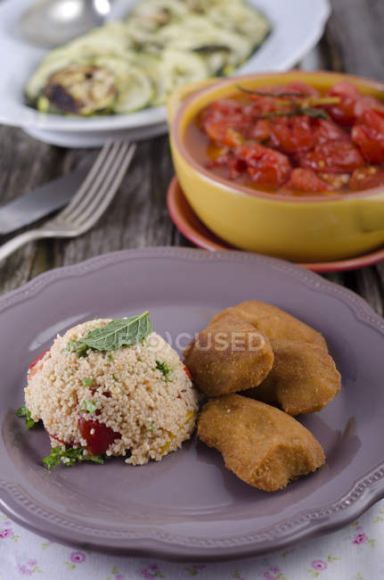 Pepite vegetariane con insalata di couscous, zucchine e pomodori sottaceto — Foto stock