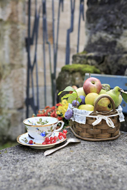 Allemagne, Bavière, paniers de fruits et fleurs frais et une tasse de thé — Photo de stock