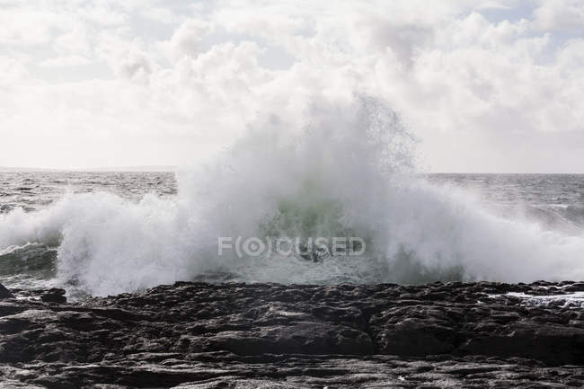 Surf atlantico sulla costa settentrionale dell'Irlanda — Foto stock