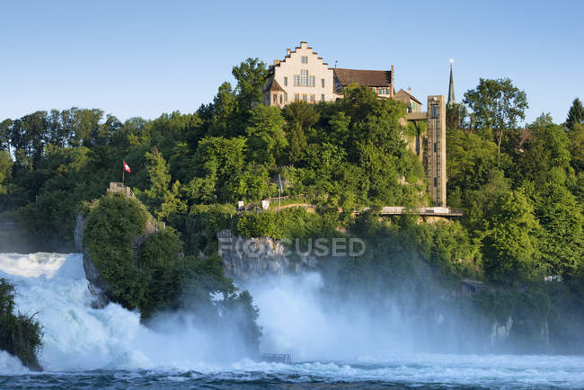 Svizzera, Sciaffusa, Veduta panoramica delle cascate del Reno con Castello di Laufen — Foto stock