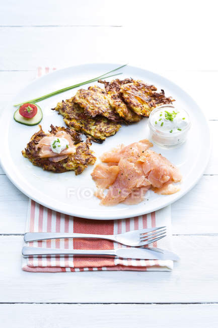 Räucherlachs mit gebratenen Kartoffelpüree und Frühlingsquark mit Schnittlauch, Nahaufnahme — Stockfoto