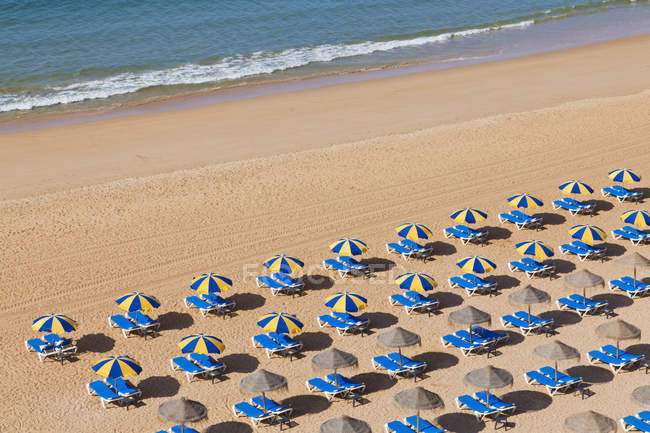 Portugal, Lagos, Tumbonas de playa vacías - foto de stock
