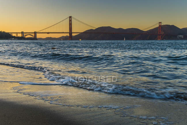 San Francisco Strand bei Sonnenuntergang mit goldener Torbrücke im Hintergrund, Kalifornien, Vereinigte Staaten — Stockfoto