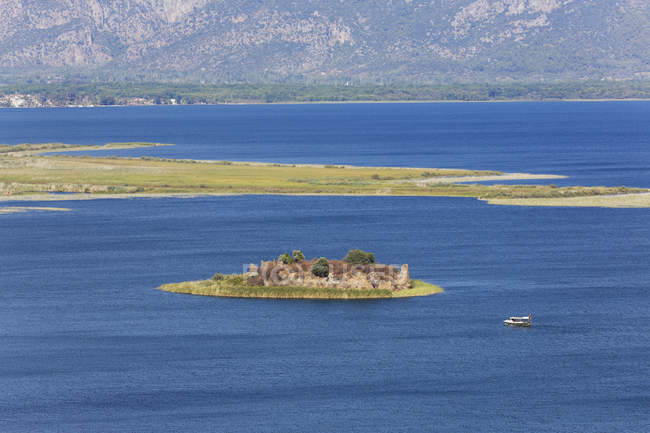 Turquie, Province de Mugla, Île dans le lac Koeycegiz — Photo de stock