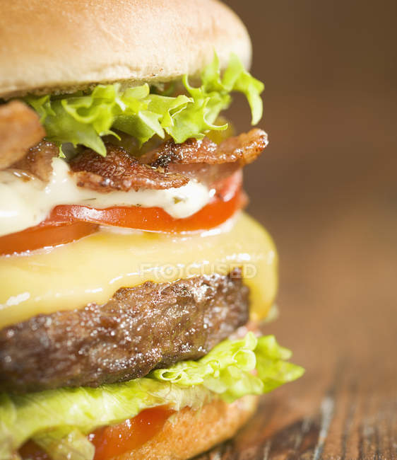 Close-up de hambúrguer com queijo e folha de alface — Fotografia de Stock