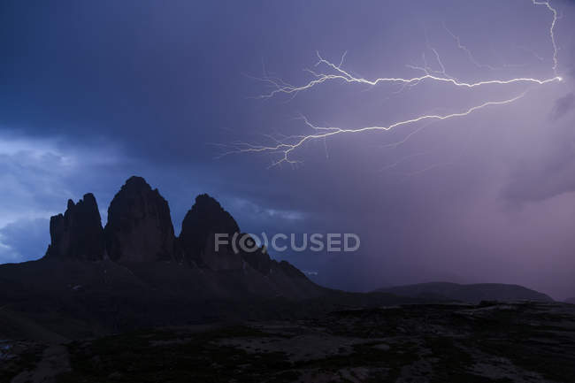 Italie, Dolomites, Tre Cime di Lavaredo pendant l'orage — Photo de stock