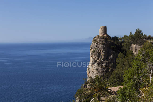 Испания, Озил, вид на башню Torre de Ses Animes на Балеарских островах — стоковое фото