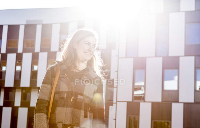 Lächelnde junge Frau im Freien — Stockfoto