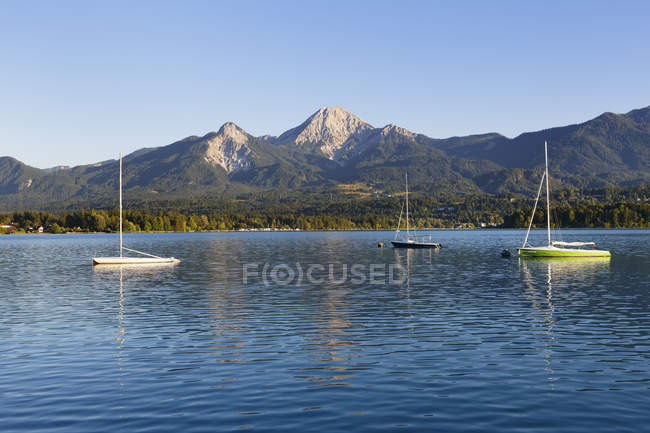 Austria, Carinthia, Karawanken, Faak lake with Mittagskogel mountain — Stock Photo