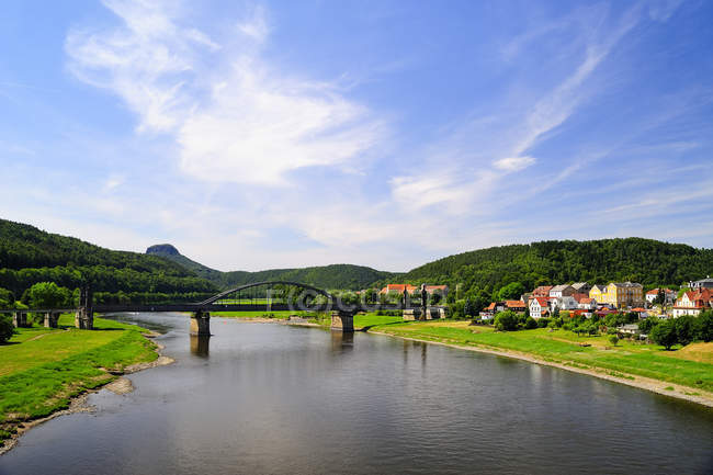 Alemanha, Saxônia, Bad Schandau, Rio Elba durante o dia — Fotografia de Stock