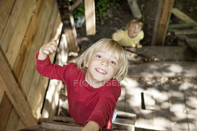Meninos brincando no playground na casa da árvore de madeira — Fotografia de Stock