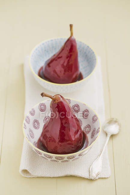 Poached pears in red wine in bowls — Stock Photo