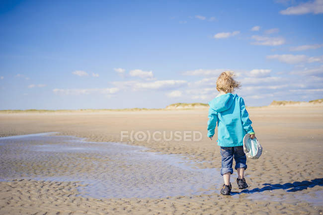 Данія, Ромо, хлопчик ходьба в Північному морі — стокове фото
