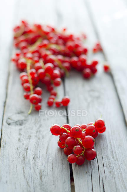Groseilles rouges fraîches sur table en bois — Photo de stock