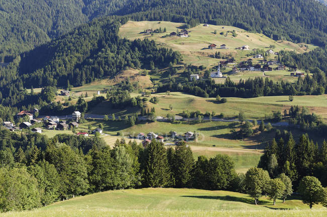 Áustria, Caríntia, Lesachtal, Aldeias Kornat e Birnbaum nas montanhas — Fotografia de Stock