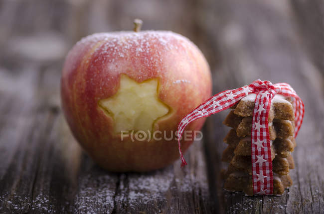 Organic apple with star and cinnamon stars — Stock Photo