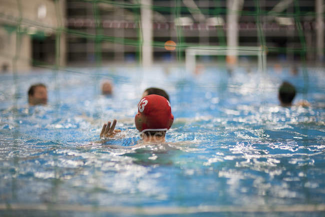 Jogadores de pólo aquático treinando na piscina — Fotografia de Stock