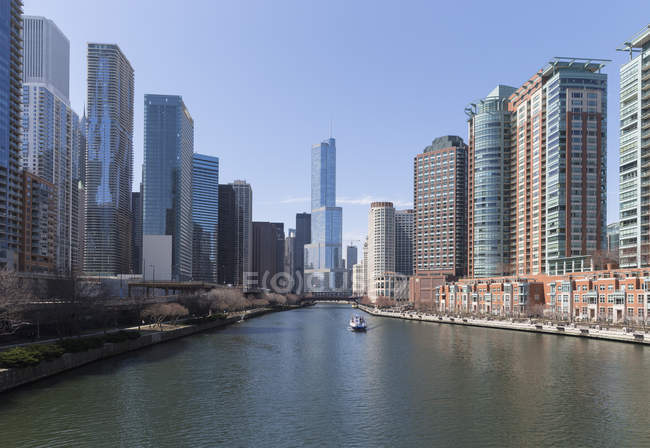 Ausflugsschiff auf dem Fluss Chicago in Chicago, illinois, United States, USA — Stockfoto