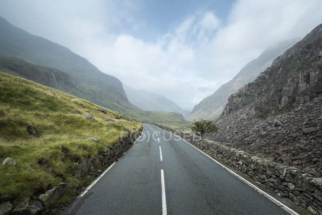 Great Britain, Wales,Road Pass at Snowdonia National Park, among mountains and cloudy sky on background — Stock Photo