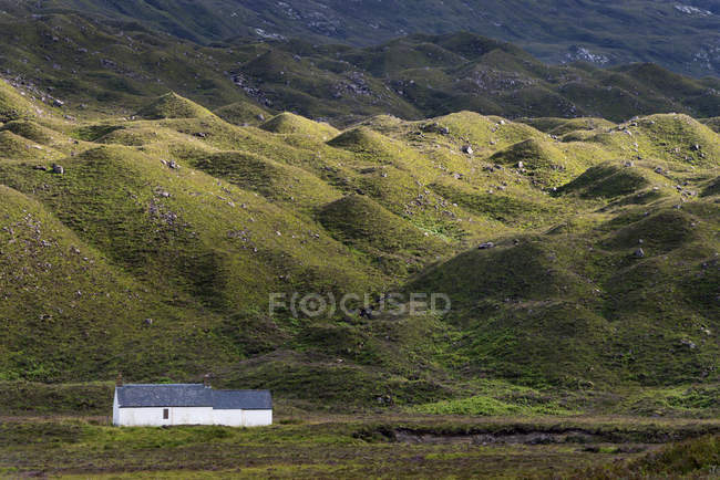 Reino Unido, Escócia, Vista de Cottage em Torridon Hills — Fotografia de Stock
