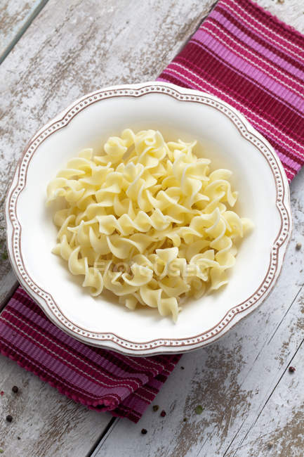 Freshly cooked fusilli in bowl, close up — Stock Photo