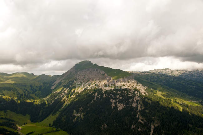 Austria, Alpi Allgaeu, Vorarlberg, Veduta dal Walmendingerhorn alla montagna Hoher Ifen — Foto stock