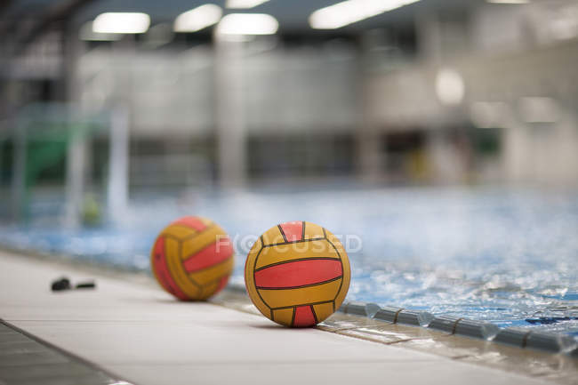 Due palline da pallanuoto fuori piscina — Foto stock