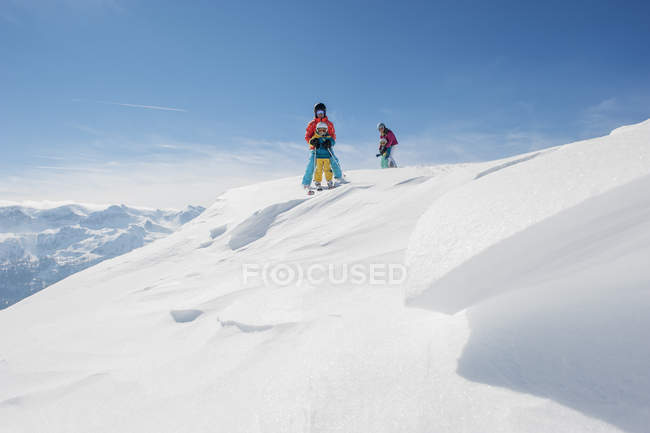 Austria, Salzburg Country, Altenmarkt-Zauchensee, Family skiing in the Mountains — стокове фото