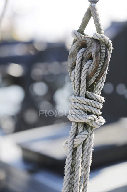 Allemagne, Basse-Saxe, Frise orientale, Langeoog, détail d'une corde d'un voilier — Photo de stock