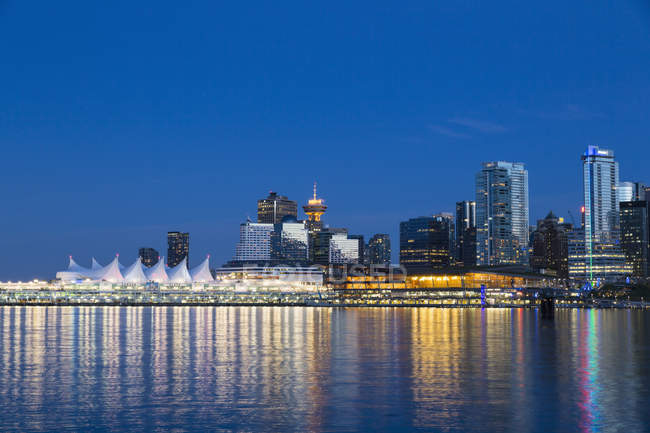Canada, Skyline of Vancouver illuminated at night — Stock Photo