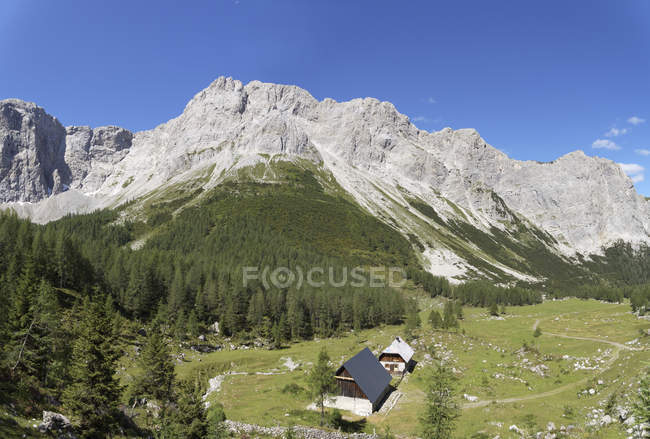 Autriche, Carinthie, Alpes carniques, Biegengebirge vue sur les collines et les rochers pendant la journée — Photo de stock