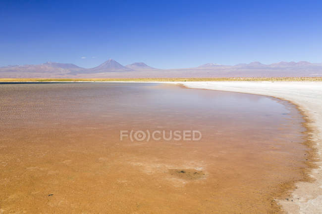 Cile, Deserto di Atacama, Laguna Tebinquinche con colline sullo sfondo — Foto stock