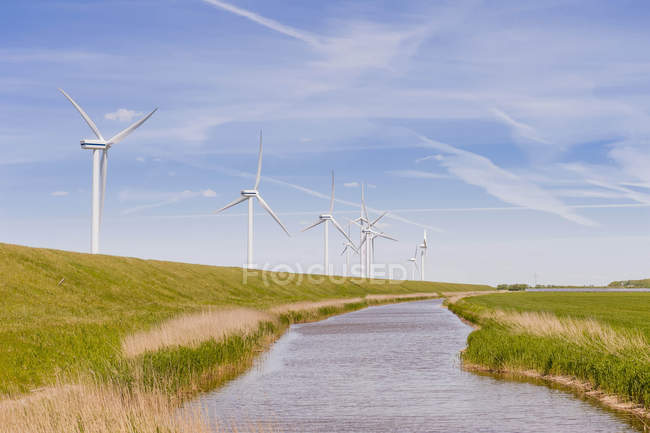Alemania, Schleswig-Holstein, Vista de la turbina eólica en los campos - foto de stock