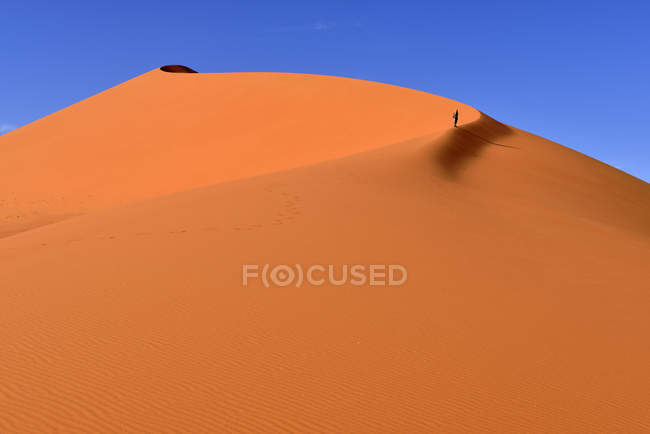 Femme randonnée sur les dunes de sable de Tin Merzouga — Photo de stock