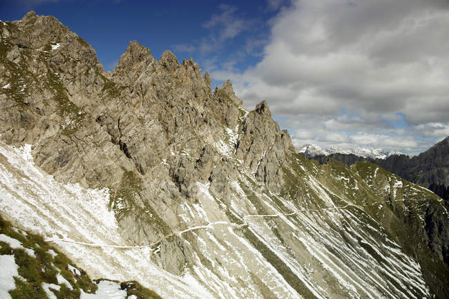Austria, Tirolo, Karwendel montagne rocciose e cielo nuvoloso sullo sfondo — Foto stock