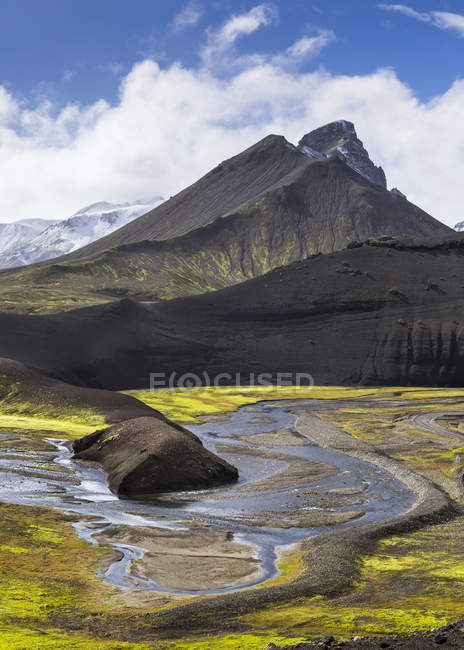 Islândia, Sudurland, região Landmanalauger, montanhas e rio sob nuvens — Fotografia de Stock