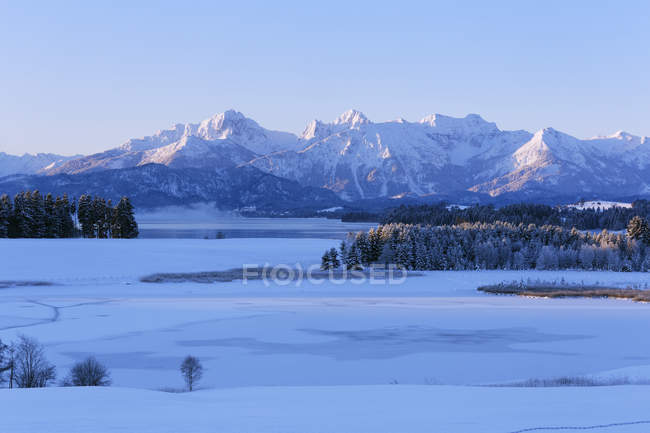 Германия, Бавария, вид на озеро Форт-Смит на восходе солнца — стоковое фото