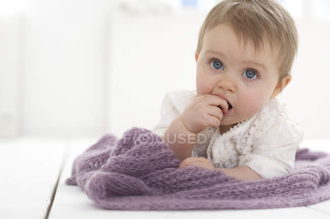 Дівчинку пальцем у роті в домашніх умовах — стокове фото