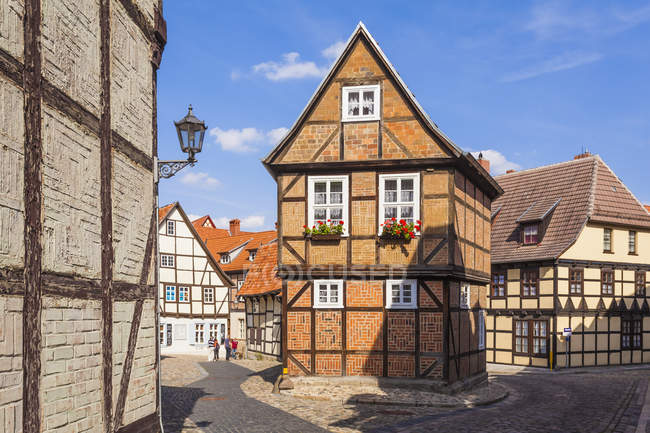 Alemania, Sajonia-Anhalt, Quedlinburg, Casas enmarcadas en madera en Finkenherd durante el día - foto de stock