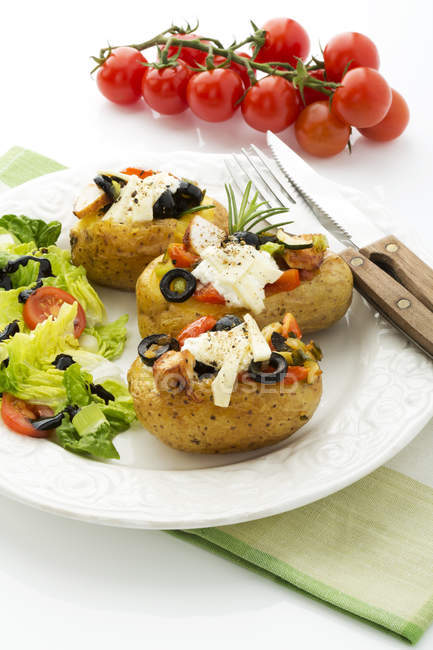 Mediterranean baked potatoes with tomatoes, spring onions, olives, chicken, ricotta and parmesan cheese — Stock Photo