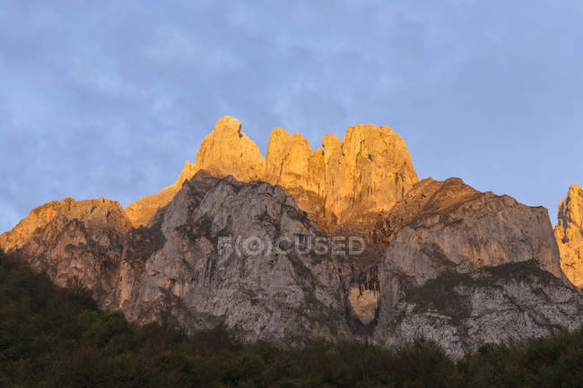 Spagna, Cantabria, Parco Nazionale Picos de Europa, Massiccio montano Pena Remona alla luce della sera — Foto stock
