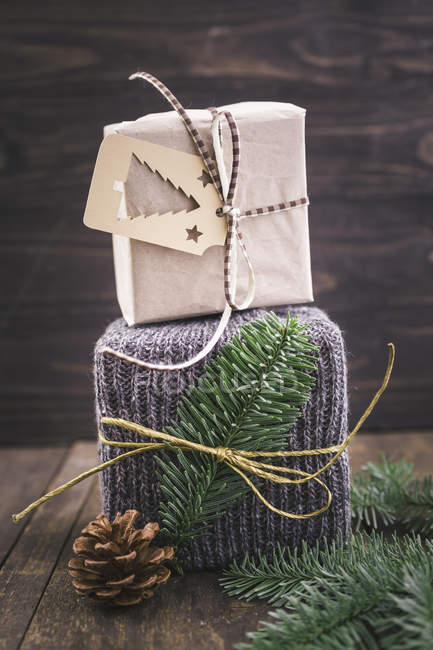 Cadeau de Noël emballé dans un emballage cadeau tricoté — Photo de stock