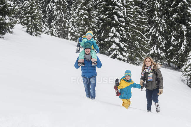 Austria, Stato di Salisburgo, Altenmarkt-Zauchensee, Passeggiata in famiglia sulla neve — Foto stock