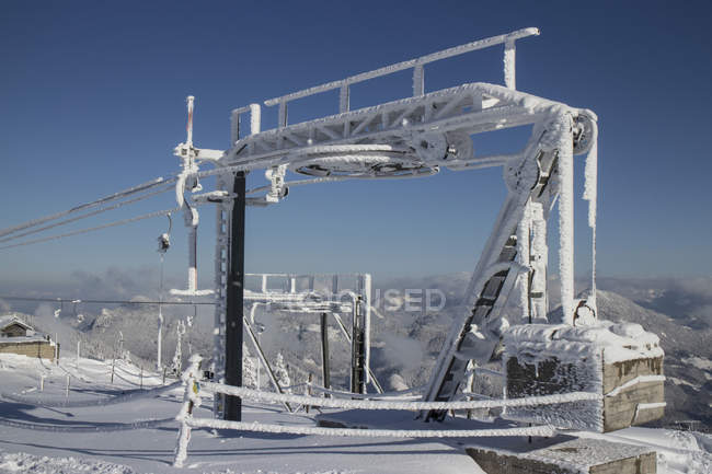 Германия, Бавария, Зудельфельд, председательствующий лифт и горы зимой — стоковое фото