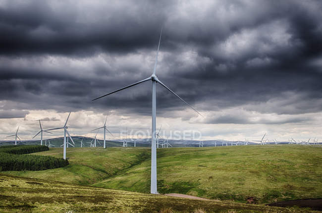 Reino Unido, Escocia, Vista de la turbina eólica en Dunbar - foto de stock