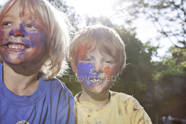 Smiling Boys playing with colouring in playground — Stock Photo