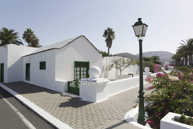 Spagna, Lanzarote, Yaiza, Casa Bianca sul lungomare — Foto stock